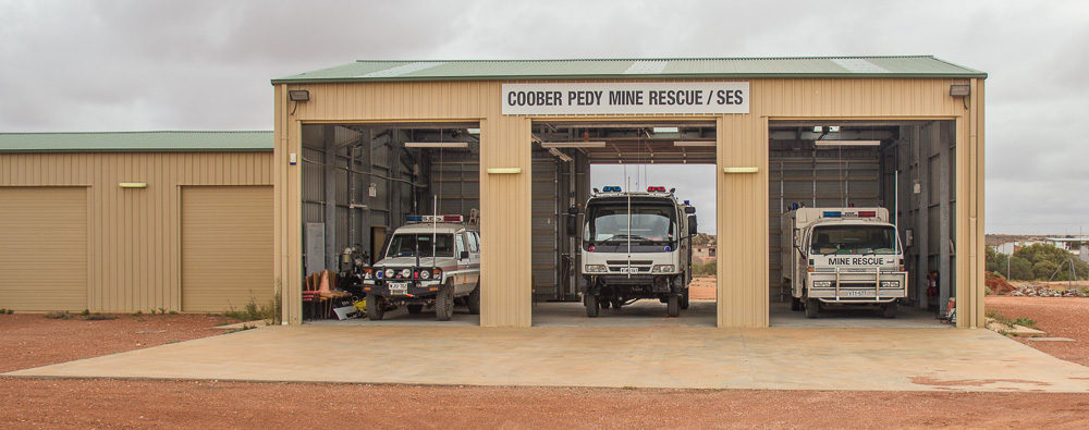 Coober Pedy Mine Rescue/State Emergency Service Unit building with SES rescue vehicles inside it